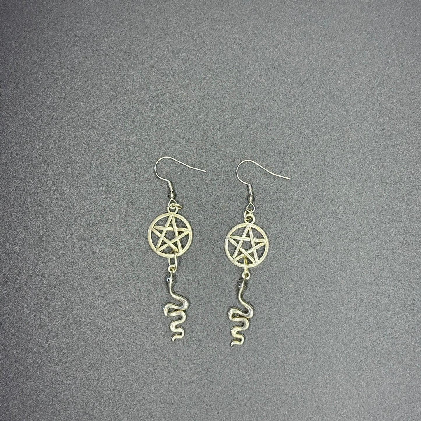 Boucles d’oreille pentagramme et serpent