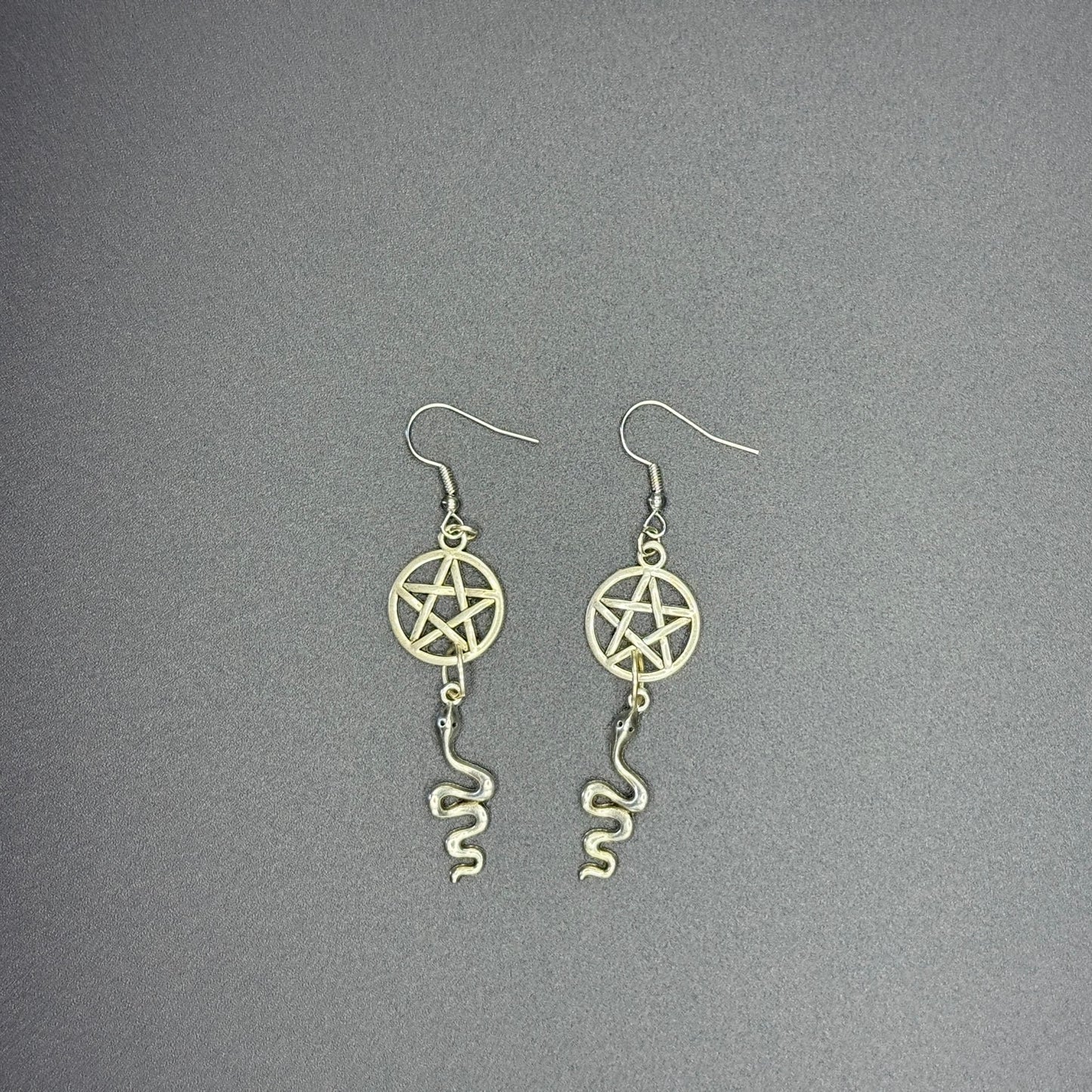 Boucles d’oreille pentagramme et serpent