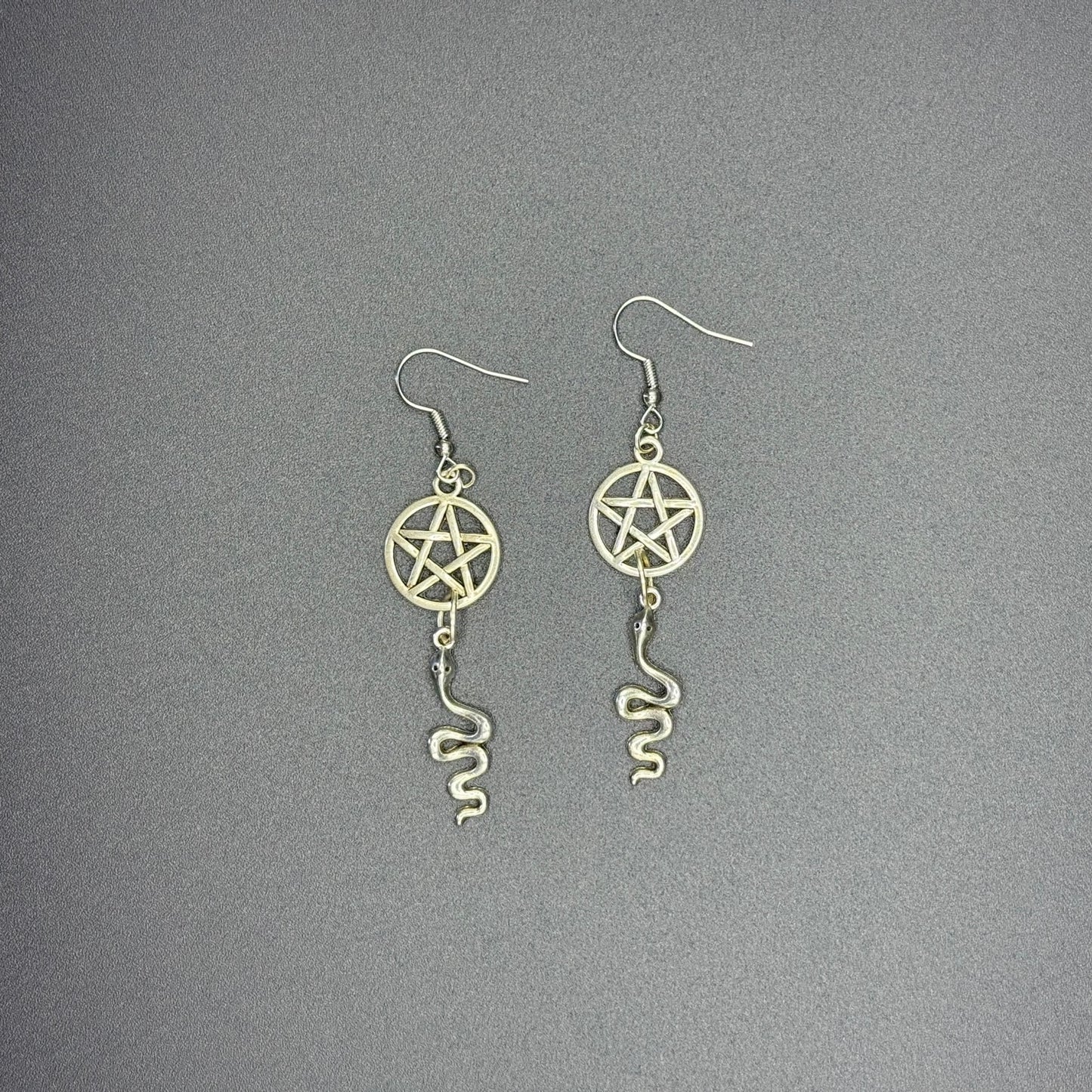 Boucles d’oreille pentagramme et serpent