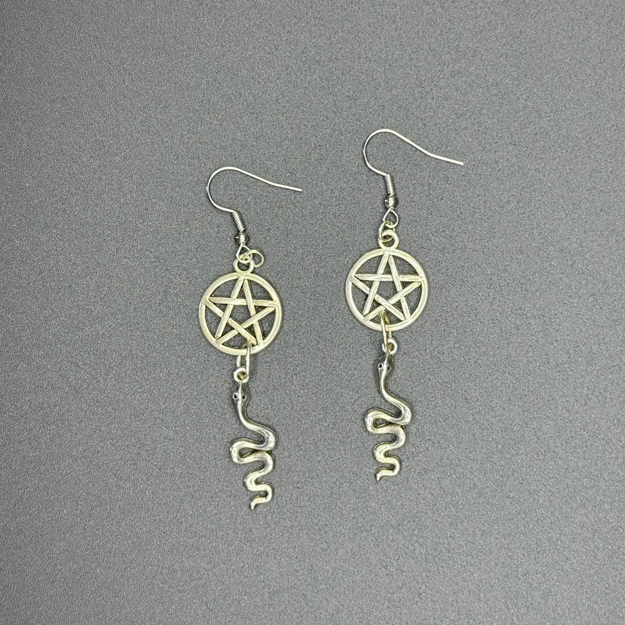 Boucles d’oreille pentagramme et serpent